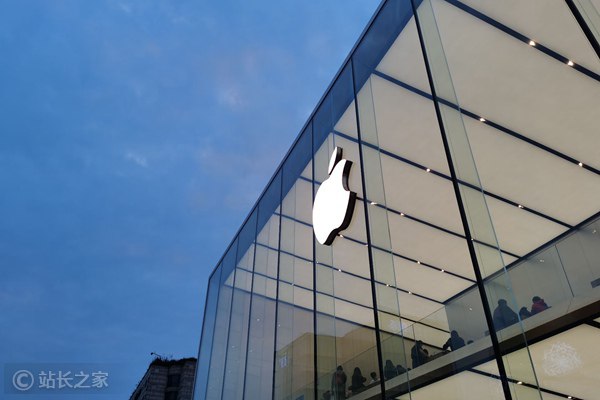 消息称苹果正研发三款AI可穿戴设备：包括AI智能眼镜等据外媒报道，苹果公司正全力推进三款AI可穿戴设备的研发进程，涵盖AI智能眼镜、AI别针/吊坠（AI pin or pendant）以及带摄像头的AI AirPods