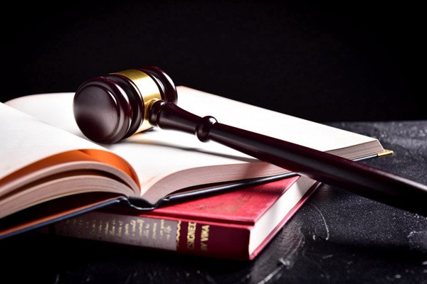 马斯克出庭指控OpenAI“监守自盗”，却遭推文打脸陷入尴尬境地埃隆·马斯克于本周三现身加州联邦法院，就其起诉OpenAI一案亲自出庭作证