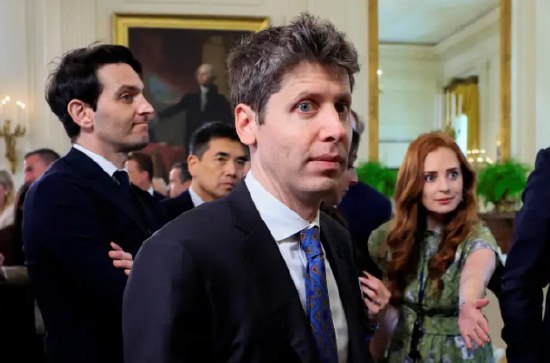 OpenAI重组计划遭遇阻力 监管调查加剧不确定性OpenAI正面临来自加州及特拉华州的监管调查，涉及其从非营利组织向营利性公司的重组方案