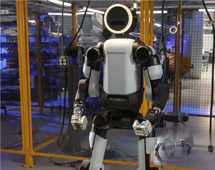 波士顿动力 Atlas 开启量产元年：CES 2026 见证人形机器人入驻工厂在今日盛大开幕的CES2026上，机器人行业的领军者波士顿动力宣布了一项里程碑式的进展:经过多年的技术迭代与严苛测试，Atlas 人形机器人正式进入量产阶段