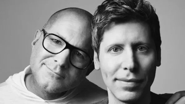 OpenAI首款AI设备蓄势待发 或于2026年下半年亮相据Axios本周报道，OpenAI正“按计划”推进，将在2026年下半年推出其首款人工智能设备