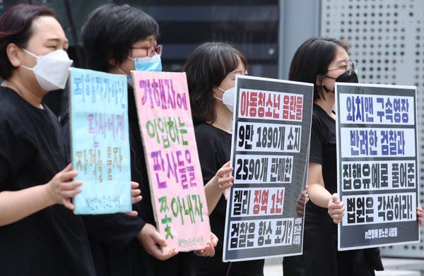 📸 中国女性遭大规模偷拍并于社交平台贩售，活动人士指责官方监管缺位近年来，中国针对女性的非法偷拍及影像贩售产业在社交平台Telegram上大规模蔓延