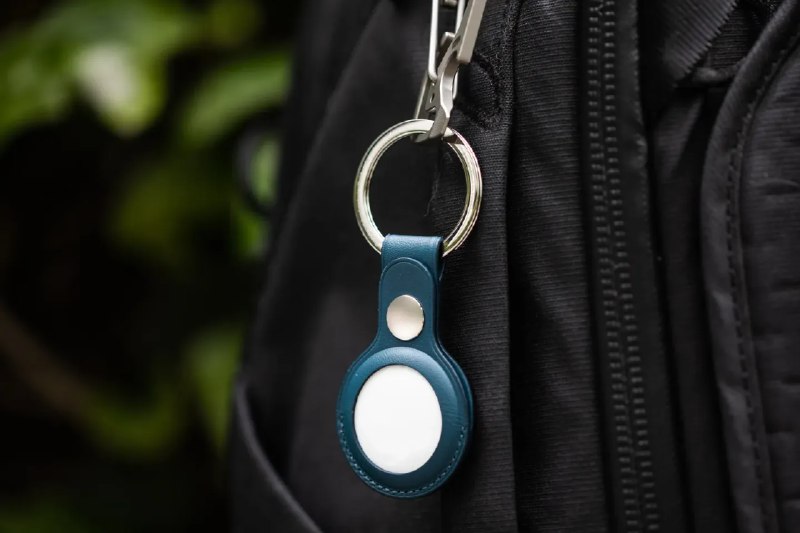 消息称苹果公司正研发AirTag大小的AI可穿戴设备据报道称，苹果正在研发一款搭载人工智能功能的可穿戴胸针设备，内置摄像头和麦克风，用于捕捉用户周围环境信息，形态大小与现有的AirTag相近