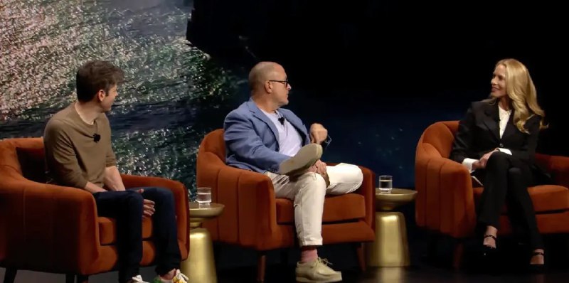 奥特曼、艾维透露OpenAI神秘AI硬件新进展：原型有了 两年内生产据科技网站9to5mac报道，OpenAI与苹果前首席设计官乔尼·艾维(Jony Ive)合作的神秘AI硬件有了最新消息