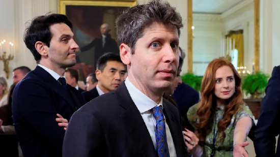 谷歌步步紧逼 OpenAI拉响红色警报以突击式提升ChatGPT据The Information报道，OpenAI首席执行官Sam Altman宣布拉响“红色警报”，将调配更多内部资源以加速改进ChatGPT，同时延迟其他项目的推进