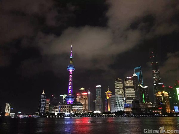 剑指“双千”目标!浦东张江发力 AI 垂类大模型，2030年产值将破千亿上海浦东新区近日正式发布《浦东新区推进张江人工智能创新小镇建设工作方案》，明确提出到2030年实现人工智能产业规模超1000亿元、集聚垂类大模型应用企业超1000家的“双千”发展目标