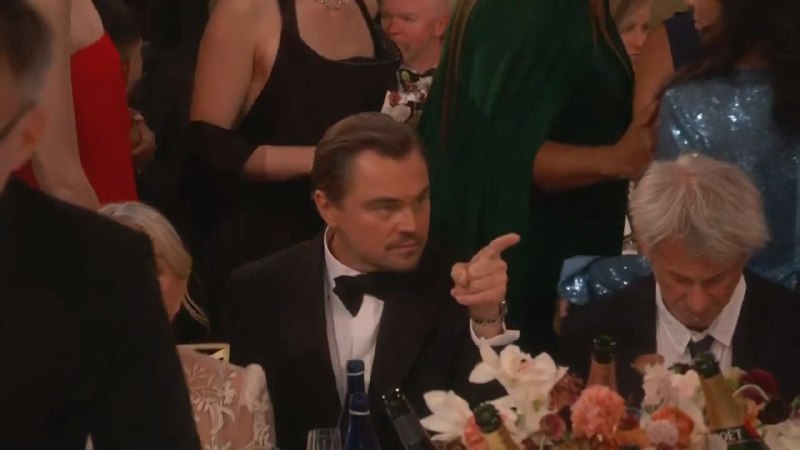 小李子像“同性恋”？金球奖片段疯传引热议在昨晚举行的2026年金球奖颁奖典礼上，好莱坞巨星莱昂纳多·迪卡普里奥（Leonardo DiCaprio）的一段现场视频在社交媒体疯传