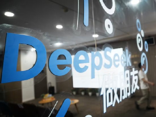↩️🖼 🤖 DeepSeek 前 7 月营收约 4.75 亿元，净亏损约 7.15 亿元科技圈🎗在花频道📮:🤖 DeepSeek-V4-Pro 正式版上线，API 将实行峰谷定价 DeepSeek-V4-Pro 正式版已同步上线 APP、网页端和 API，调用方式不变，模型名设为 deepseek-v4-pro