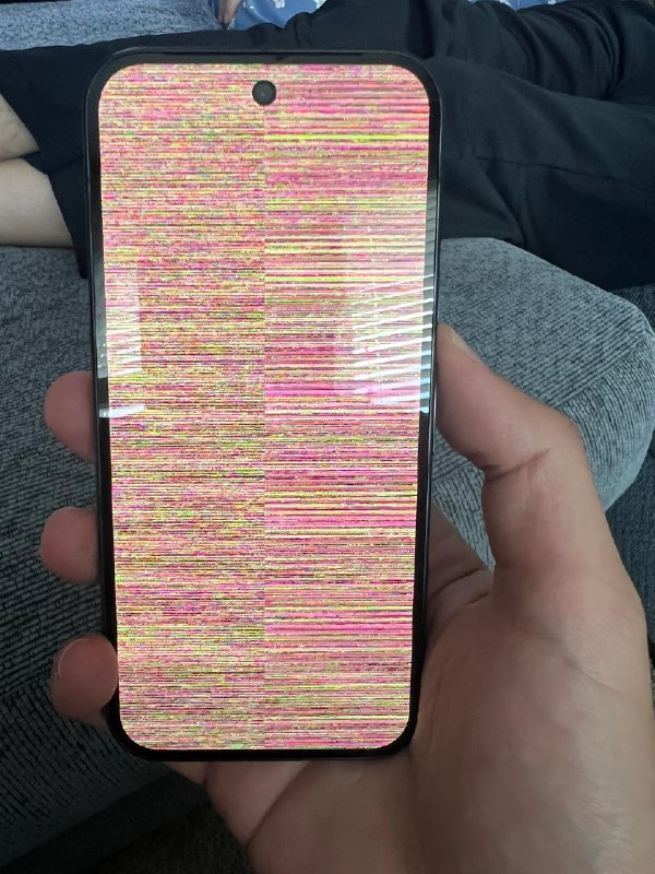 Pixel 10上市即翻车：用户拿到手第二天手机就花屏Google于当地时间8月20日推出了年度旗舰Google Pixel 10系列，该系列起售价是799美元（约合人民币5700元）
