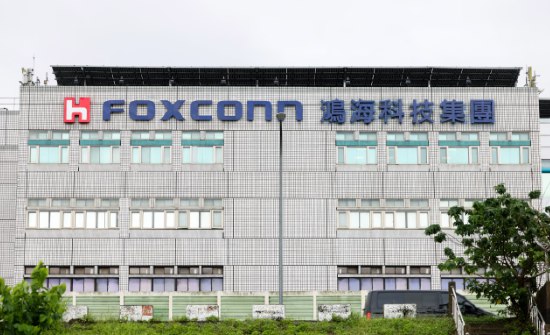 富士康AI服务器业务强劲 第三季度利润超预期富士康科技集团（鸿海精密）第三季度净利润同比增长17%，达576.7亿新台币（约合18.6亿美元），远超市场预期的498.8亿新台币