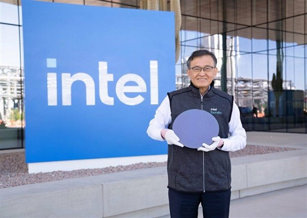 Intel被曝用18A工艺代工微软下代AI芯片Maia2Intel前不久推出了Panther Lake处理器，这不仅是常规的处理器升级，还是Intel最为倚重的18A工艺首秀，目前来看表现还不错
