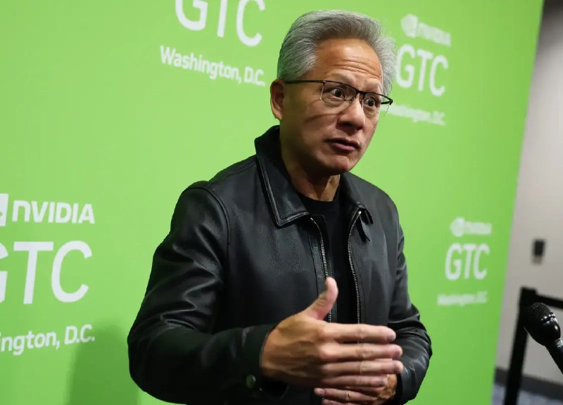 黄仁勋要求英伟达员工使用AI：能用就用 不必担心丢工作据《商业内幕》报道，英伟达CEO黄仁勋(Jensen Huang)希望员工尽量使用AI，并强调他们在这个过程中不必担心失去工作