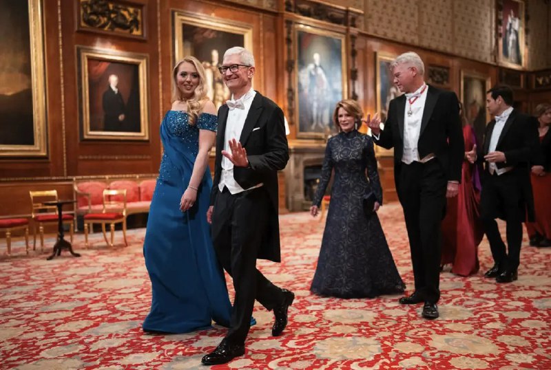 美科技大佬亮相特朗普英国国宴 黄仁勋、库克都在9月18日，据科技网站9to5mac报道，英国国王查尔斯三世周三在温莎城堡为到访的美国总统特朗普举行国宴