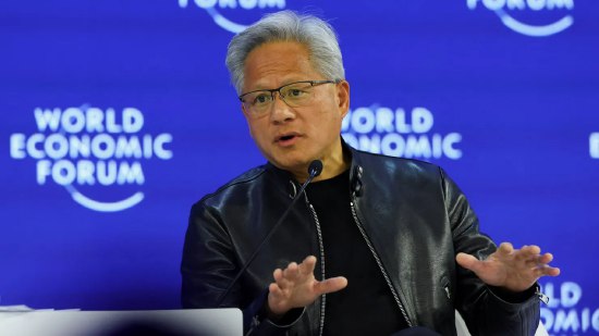 英伟达黄仁勋驳斥人工智能将取代软件工具的担忧英伟达首席执行官黄仁勋驳斥了人工智能将取代软件及相关工具的担忧，称该想法“不合逻辑”，此前全球软件股在周二遭遇大幅抛售