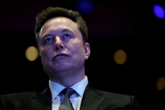 SpaceX申请部署100万颗卫星 拟建太阳能卫星AI数据中心据美国联邦通信委员会备案文件显示，埃隆・马斯克旗下的SpaceX计划发射由 100 万颗卫星组成的卫星星座，这些卫星将绕地运行，并利用太阳能为人工智能数据中心提供电力