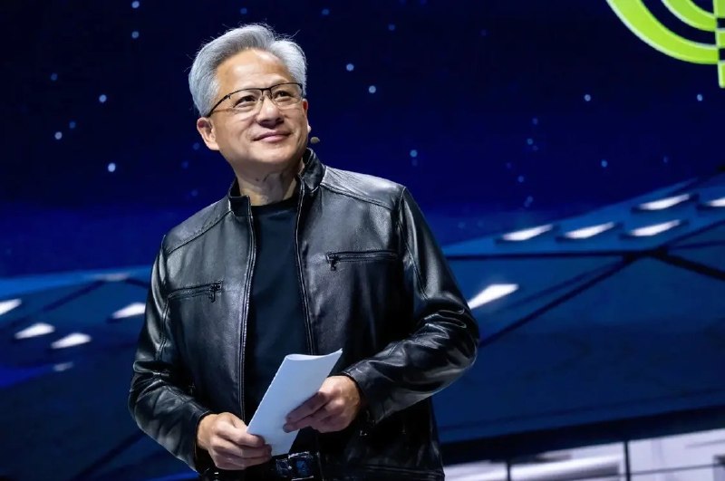 黄仁勋呼吁中美加强AI合作 直言出口管制难遏中国算力4月16日，据彭博社报道，英伟达CEO黄仁勋(Jensen Huang)周三表示，Anthropic最新网络安全大模型Mythos取得的突破表明，美国应寻求与中国加强合作，以便这全球两大经济体的AI研究人员能够就如何安全使用这一日益强大的技术达成共识