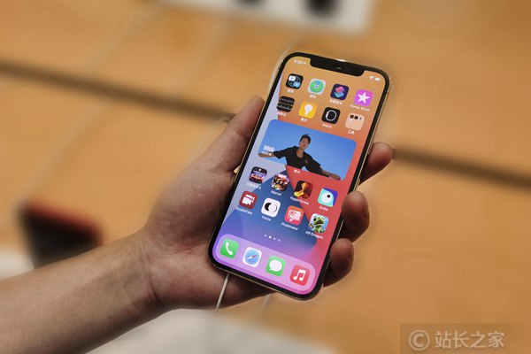 内存成本飙升57美元:AI 巨头“抢芯”潮如何拖累 iPhone18利润?根据提供的行业分析，人工智能产业的爆发式增长正对消费电子供应链产生前所未有的冲击，苹果公司首当其冲