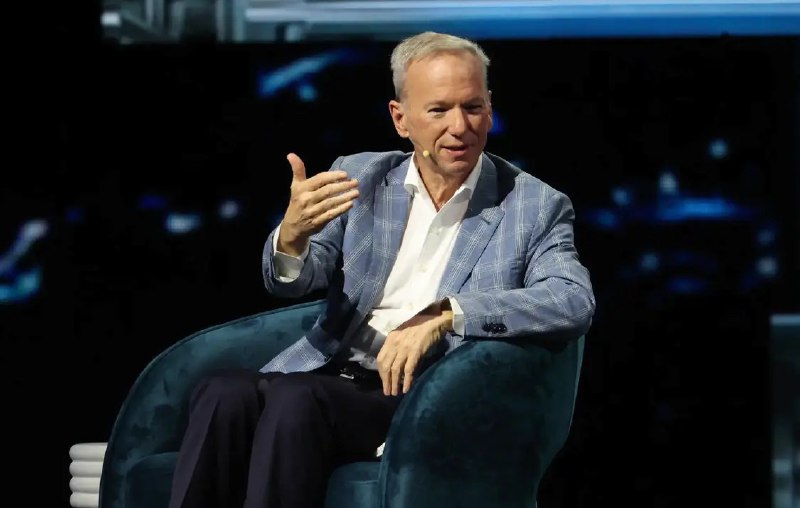 谷歌前CEO施密特：大多数国家最终可能使用中国AI模型11月12日，据《商业内幕》报道，Google公司前CEO埃里克·施密特(Eric Schmidt)表示，他担心由于成本问题，大多数国家最终可能会使用中国的AI模型