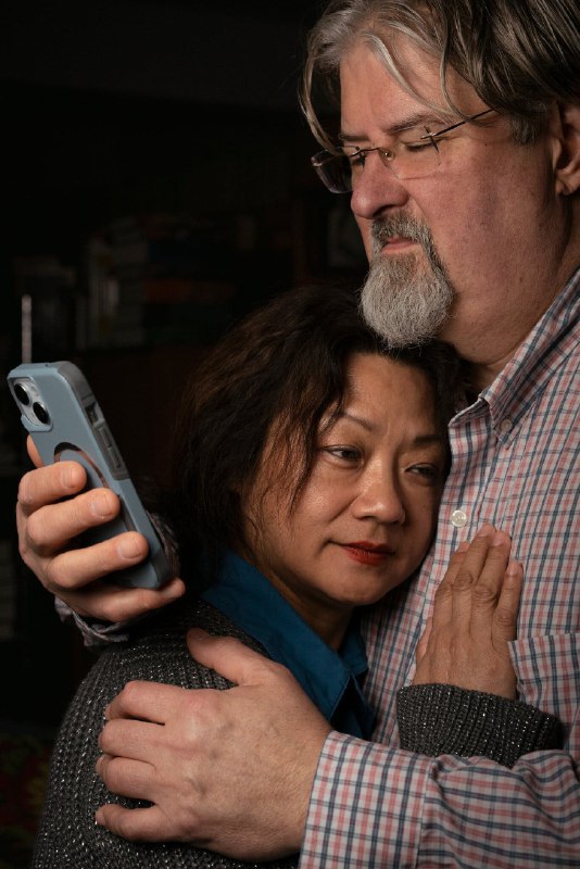 📱 翻译软件跨越语言鸿沟：康州夫妇靠 AI 维系幸福婚姻现居美国康涅狄格州的 62 岁男子 David Duda 与 57 岁华裔女子梁红（Hong Liang）已结婚三年，尽管两人分别仅通晓英语和普通话，但凭借微软翻译（Microsoft Translator）等技术实现了深度交流