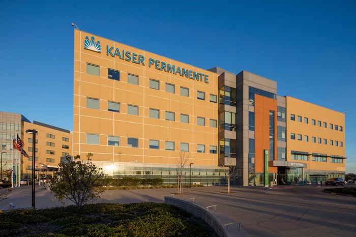 🩺人工智能在医疗保健中的应用：Kaiser Permanente的杨丹尼尔医生谈创新与警示Kaiser Permanente的人工智能副总裁杨丹尼尔医生讨论了人工智能在为超过1200万会员提供医疗服务中的变革潜力和挑战