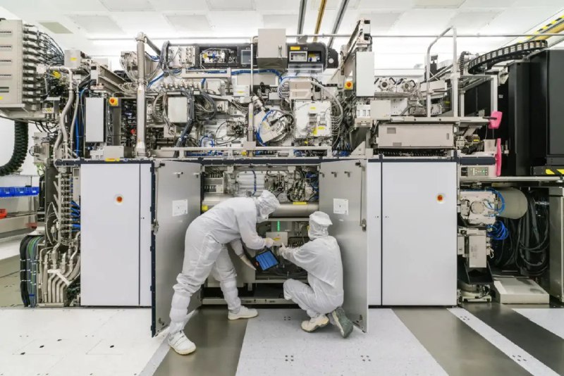 阿斯麦领投法国AI初创公司Mistral的17亿欧元融资 成最大股东法国人工智能初创公司Mistral AI周二表示，在荷兰芯片设备制造商阿斯麦（ASML）领投的最新一轮融资中，该公司筹集了17亿欧元（约合20亿美元），证实了周日的媒体报道