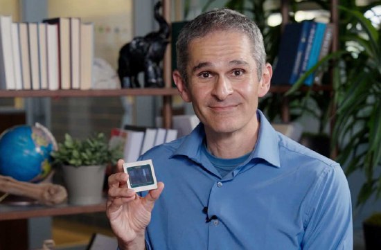 替代英伟达？谷歌洽谈向Meta出售AI芯片Google正与Meta商讨一项价值数十亿美元的协议，计划自2027年起向Meta的数据中心供应定制AI芯片