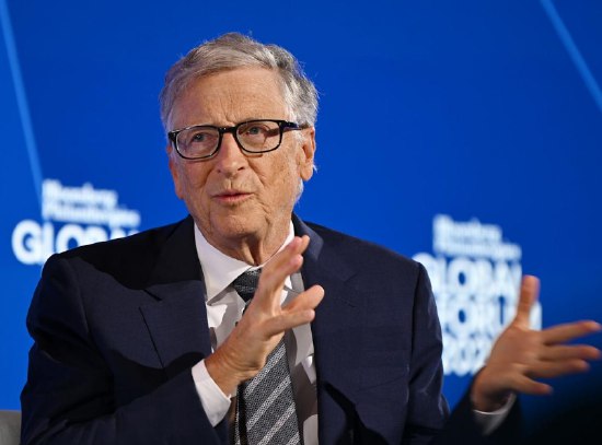 盖茨警告：AI热潮正在重演“互联网泡沫” 大量投资恐无疾而终微软联合创始人比尔·盖茨近日在CNBC访谈中表示，全球正处于一场类似上世纪90年代末“互联网泡沫”的人工智能投资热潮，虽然AI具备真正的技术价值，但许多当下的投入最终将沦为“死路”