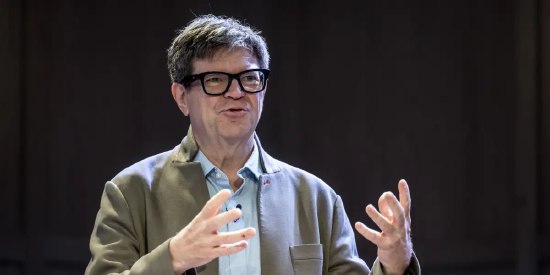 人工智能教父之一LeCun将最早于本周宣布离开Meta根据知情人士透露，在Meta Platforms Inc．领导一个研究实验室的人工智能先驱Yann LeCun计划宣布离开这家社交媒体巨头，并创办一家新公司