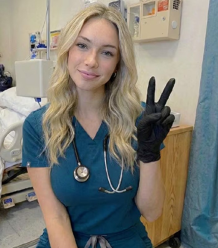 印度男子用AI打造MAGA女网红狂骗美国寂寞男 吸引超百万粉丝近日，美国科技媒体《连线》曝光一起震惊全网的AI造假事件：一位拥有数百万粉丝的 MAGA（让美国再次伟大）网红“艾米丽·哈特”，并非真实存在的美国女性，而是由一名22岁印度医学生萨姆利用AI技术完全捏造的虚拟人物