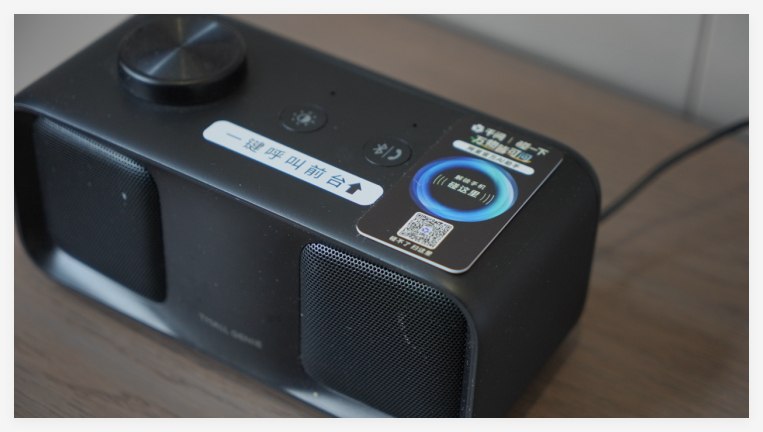 “碰一碰”唤醒AI旅行搭子，千问APP走进酒店客房近日，阿里千问APP落地酒店场景，率先在多家合作酒店部署基于NFC技术的“碰一碰”功能