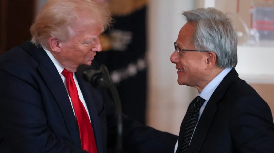 英伟达CEO黄仁勋将随特朗普下周出访英国进行国事访问一位了解行程计划的消息人士于周一透露，英伟达首席执行官黄仁勋将于下周随唐纳德・特朗普总统出访英国，进行国事访问
