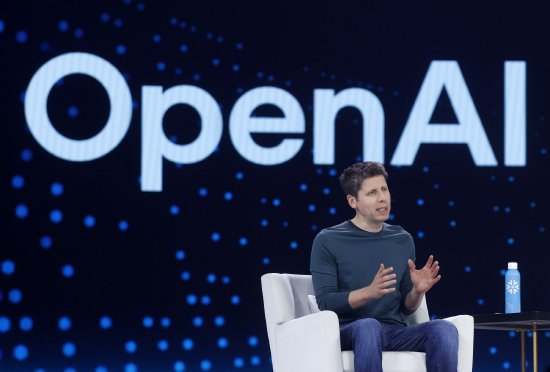 OpenAI筹划万亿级AI基建 Altman希望设计新型融资工具OpenAI首席执行官Sam Altman表示，他希望在未来投入数万亿美元用于开发和运行人工智能服务所需的基础设施建设