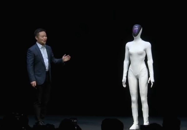 马斯克点赞何小鹏自证IRON身份视频近日，小鹏汽车董事长何小鹏在“X9超级增程技术发布会”现场，以剪开机器人腿部覆盖件的方式，公开回应了“机器人藏真人”的质疑