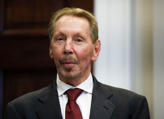 甲骨文公司股价暴跌 埃里森跌至富豪榜第三名 佩奇升至第二甲骨文创办人拉里·埃里森近期遭遇财富巨幅缩水，在连续数周的股价暴跌中累计蒸发 1300 亿美元，使其在彭博亿万富豪指数中的排名从全球第二滑落至第三位