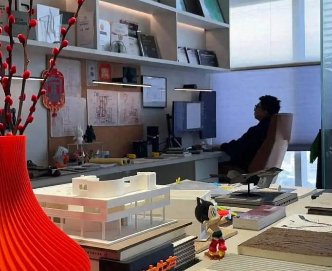 小伙“一人公司”估值超3000万：用AI写歌 仅歌曲版权就赚了5位数“一个人加上AI，就是一间完整的公司