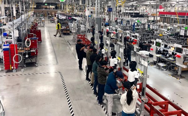 马斯克确认Optimus机器人复数为Optimi 量产目标每年千万台特斯拉首席执行官埃隆·马斯克近日在社交平台X上，正式公布了其人形机器人Optimus的复数命名形式