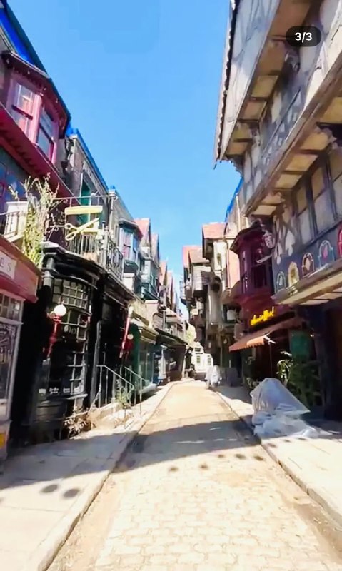⚡️《哈利波特》真人剧集片场照曝光：对角巷重现，首季2027年上线网上曝光了《哈利波特》真人剧集的新一批片场照片，其中展示了仿造“对角巷”的街景布景