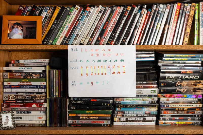 📱 翻译软件跨越语言鸿沟：康州夫妇靠 AI 维系幸福婚姻现居美国康涅狄格州的 62 岁男子 David Duda 与 57 岁华裔女子梁红（Hong Liang）已结婚三年，尽管两人分别仅通晓英语和普通话，但凭借微软翻译（Microsoft Translator）等技术实现了深度交流