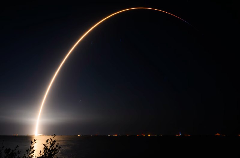 SpaceX布局大型IPO：欲提前被纳入主要股指 推动股价上涨据《华尔街日报》报道，埃隆·马斯克(Elon Musk)旗下SpaceX正寻求在今年晚些时候首次公开招股(IPO)后，尽早推动股价上涨