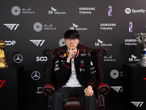 AI挑战世界最强LOL战队T1答应与Grok 5人机对战一场备受瞩目的“人机大战”，可能即将在电子竞技领域上演