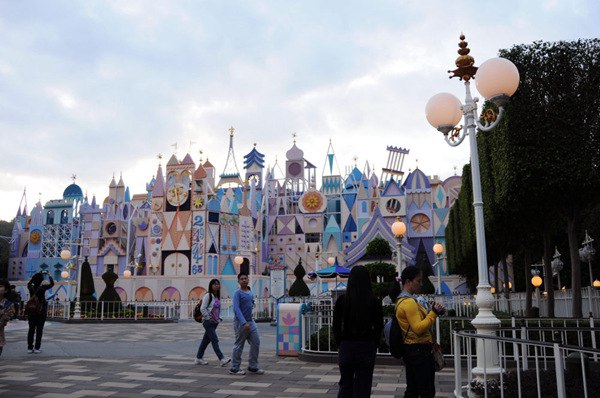 迪士尼与 OpenAI 合作内幕披露:独家授权仅限一年，艾格押注生成式 AI迪士尼首席执行官**鲍勃·艾格（Bob Iger）**近日向 CNBC 透露了公司与 OpenAI 签署的三年期授权合作协议的细节:独家授权期限仅为一年