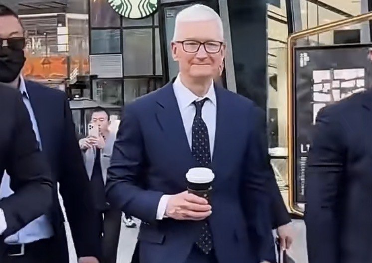 知名投资者呼吁苹果CEO库克下台 称其多年来在AI领域一事无成当地时间周二，苹果公司CEO蒂姆·库克再次因公司的人工智能战略而受到批评