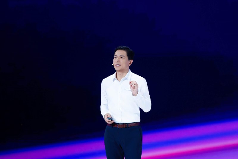 李彦宏表示百度搜索绝大部分的搜索结果由AI生成2025百度世界大会今日举办，百度创始人李彦宏表示，百度搜索绝大部分的搜索结果由AI生成，而首条结果的富媒体覆盖率已达70%