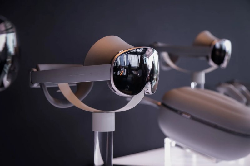 三星Galaxy XR头显首次亮相 售价1800美元由三星电子和谷歌共同开发的一款新型混合现实头显已上市，售价约为苹果公司3499美元Vision Pro的一半——这是该设备最相似且将直接竞争的产品