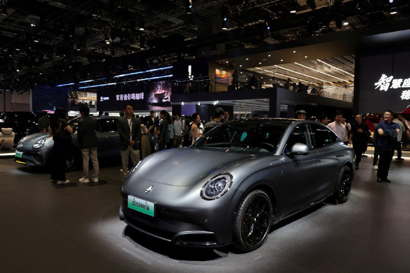 🚗 2025年全球电动汽车销量增长20%，受政策及市场影响2026年增速预计放缓咨询机构Benchmark Mineral Intelligence (BMI) 周三发布的数据显示，2025年全球电动汽车（含纯电动及插电混动）注册量达2070万辆，同比增长20%