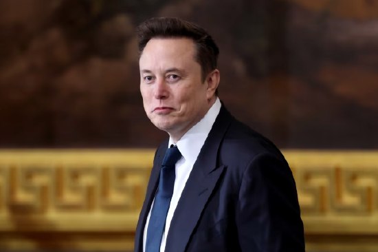 千亿诉讼临近 OpenAI指控马斯克搞“突袭”OpenAI称，埃隆·马斯克在针对该初创公司的诉讼中突然变更诉求，在开庭仅数周前对其发起“法律伏击”