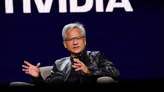 英伟达CEO黄仁勋呼吁科技业领袖避免散布人工智能恐慌情绪英伟达首席执行官黄仁勋在回答有关Anthropic与五角大楼的纠纷问题时表示，科技业领袖需要谨言慎行，避免引发公众对人工智能的恐慌