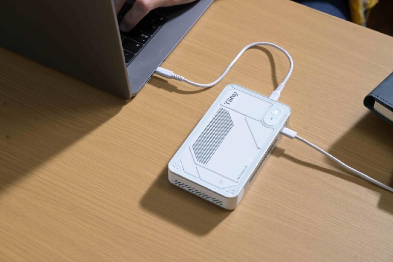 吉尼斯认证全球最小迷你AI超算发布 搭载12核CPU+80GB内存美国初创公司Tiiny Lab推出了其最新产品Pocket Lab，这是一款专为个人LLM设计、主打完全离线运行的“口袋AI超级计算机”