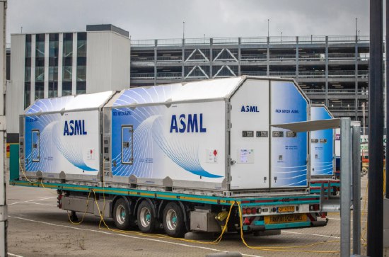 ASML订单飙升至54亿欧元 AI芯片热潮推动设备需求创新高荷兰光刻机巨头阿斯麦（ASML）第三季度新接订单达到54亿欧元（约合62.7亿美元），较去年同期的26.3亿欧元翻倍，显著高于市场预期的53.6亿欧元，反映出全球AI算力投资浪潮带动高端芯片制造设备需求持续飙升