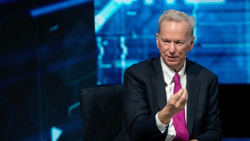 谷歌前CEO施密特：欧洲要么投资开源AI 要么依赖中国模型1月20日，据彭博社报道，谷歌前CEO、科技投资人埃里克·施密特(Eric Schmidt)周二表示，欧洲必须投资建设自己的开源AI实验室，并解决能源价格飙升的问题，否则很快就会发现自己对中国的模型产生依赖